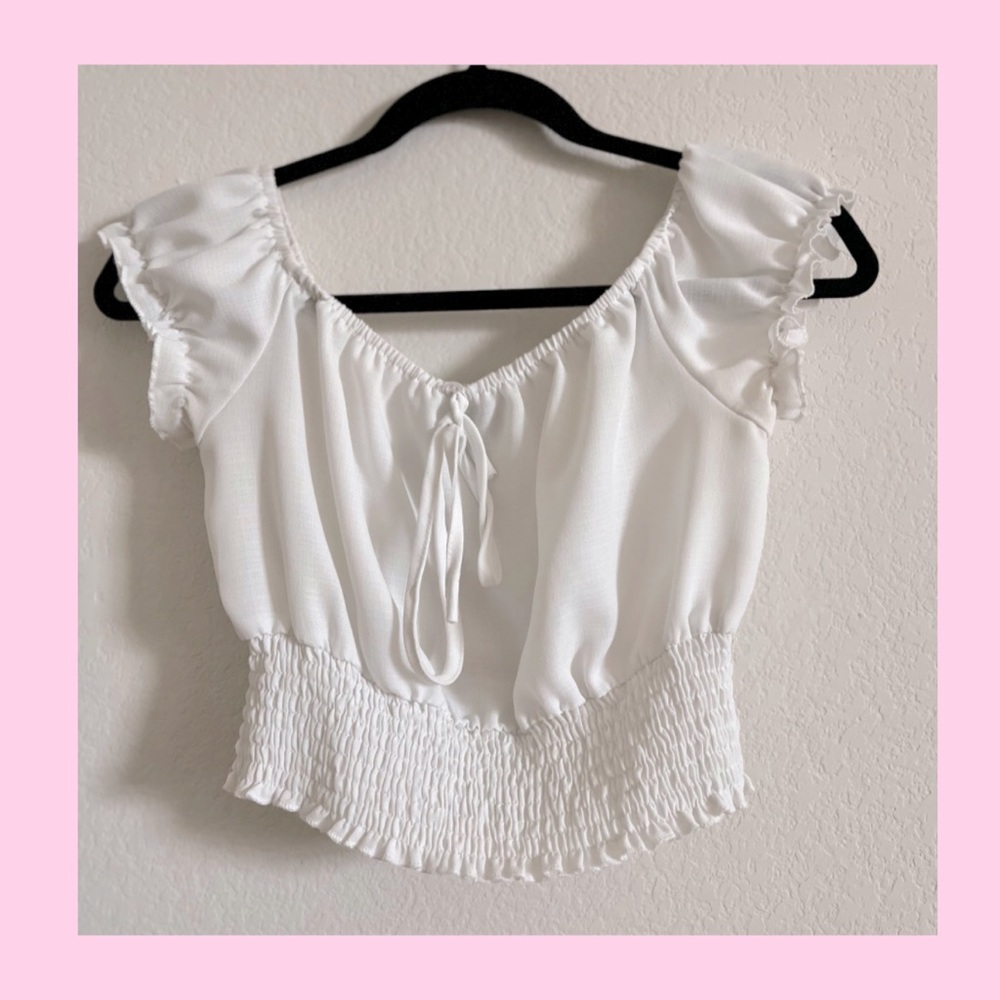 White crop top, cute for wearing it on a day out during summer!